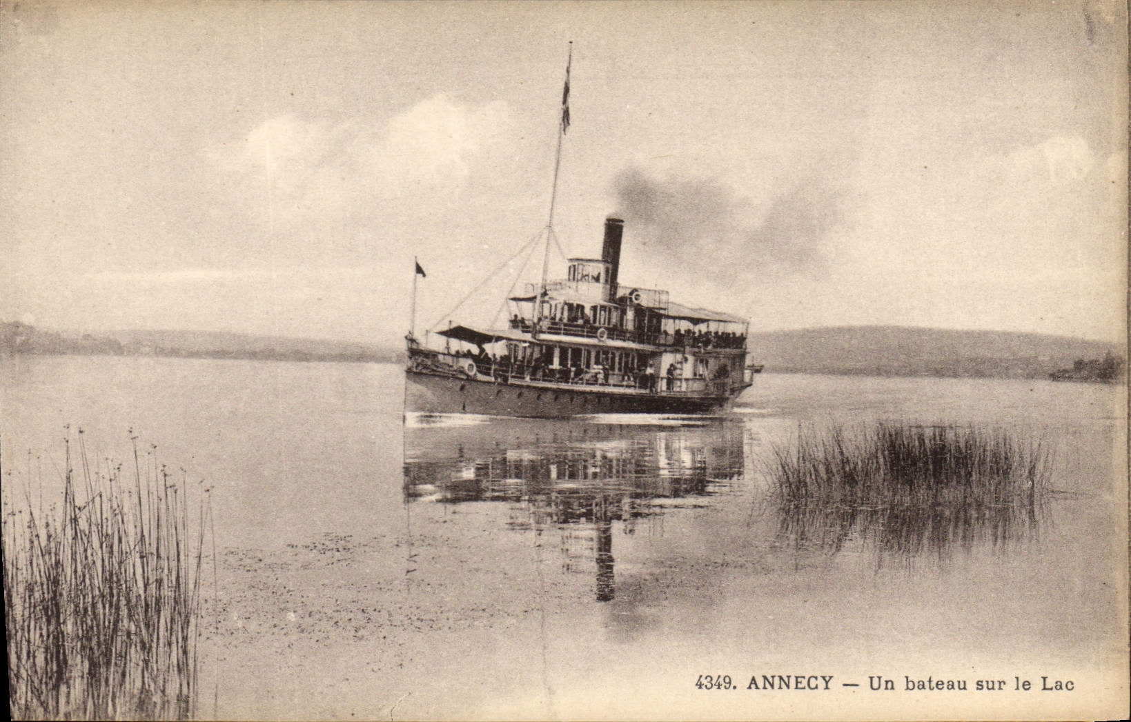 CPA Annecy Un Bateau sur le Lac 