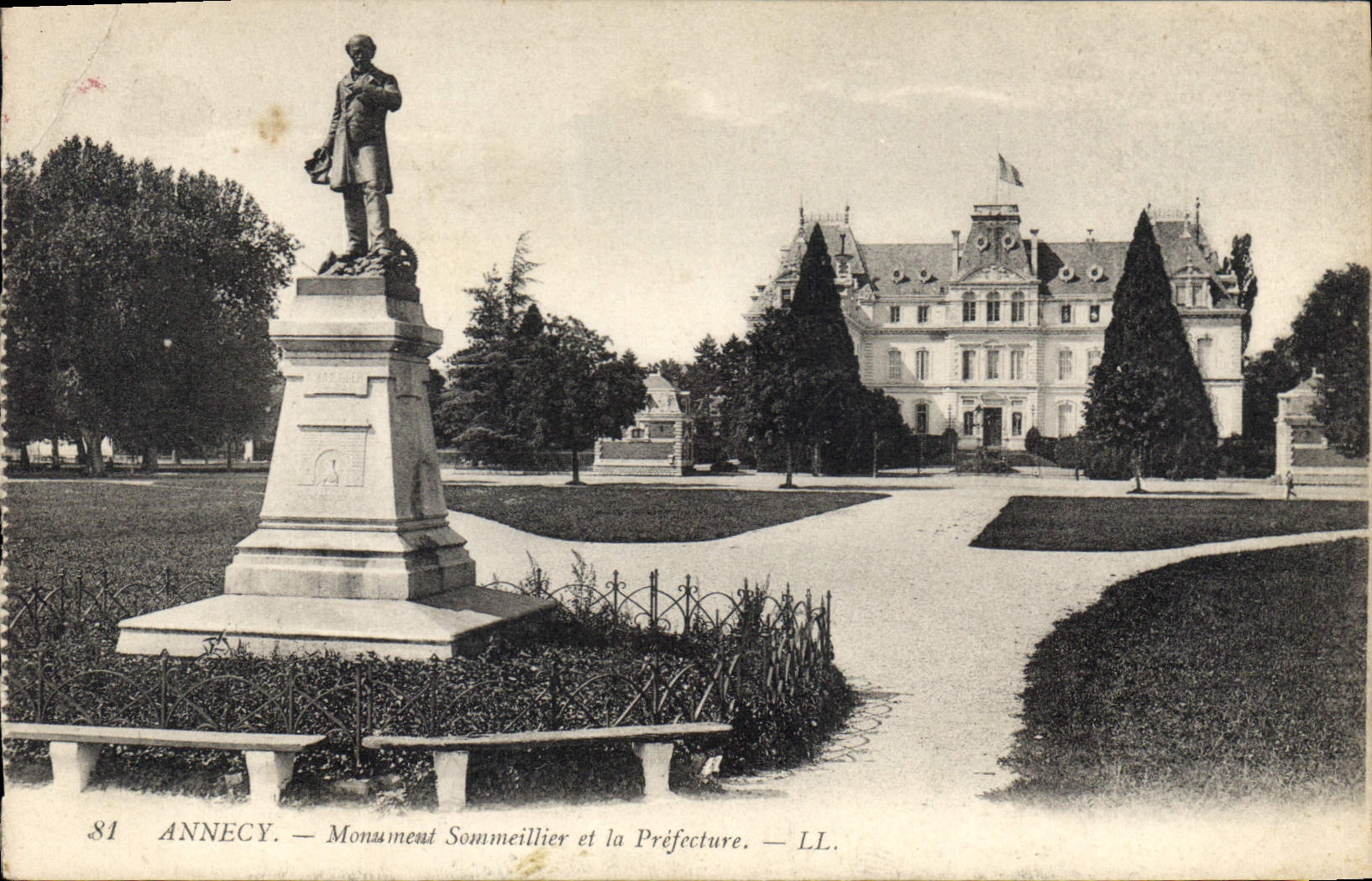 CPA Annecy Monument Sommeillier et la Prefecture