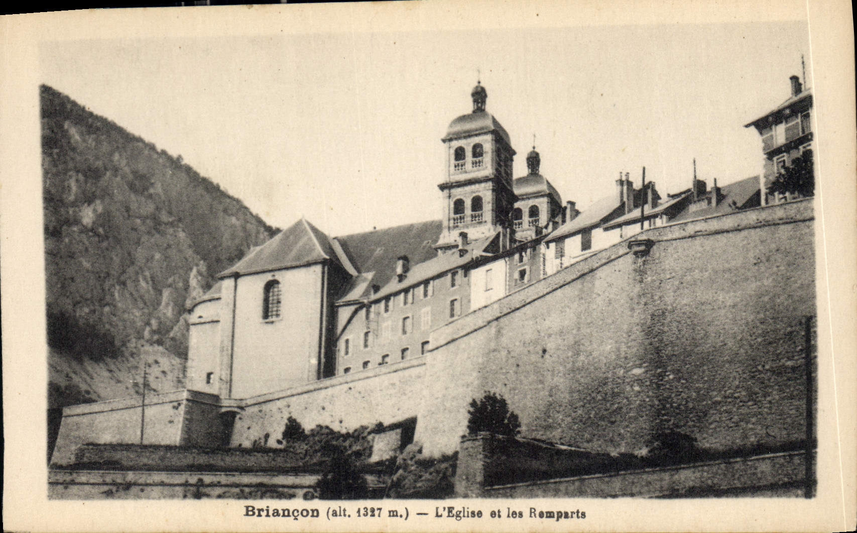 CPA Briancon L'Eglise et les Remparts 