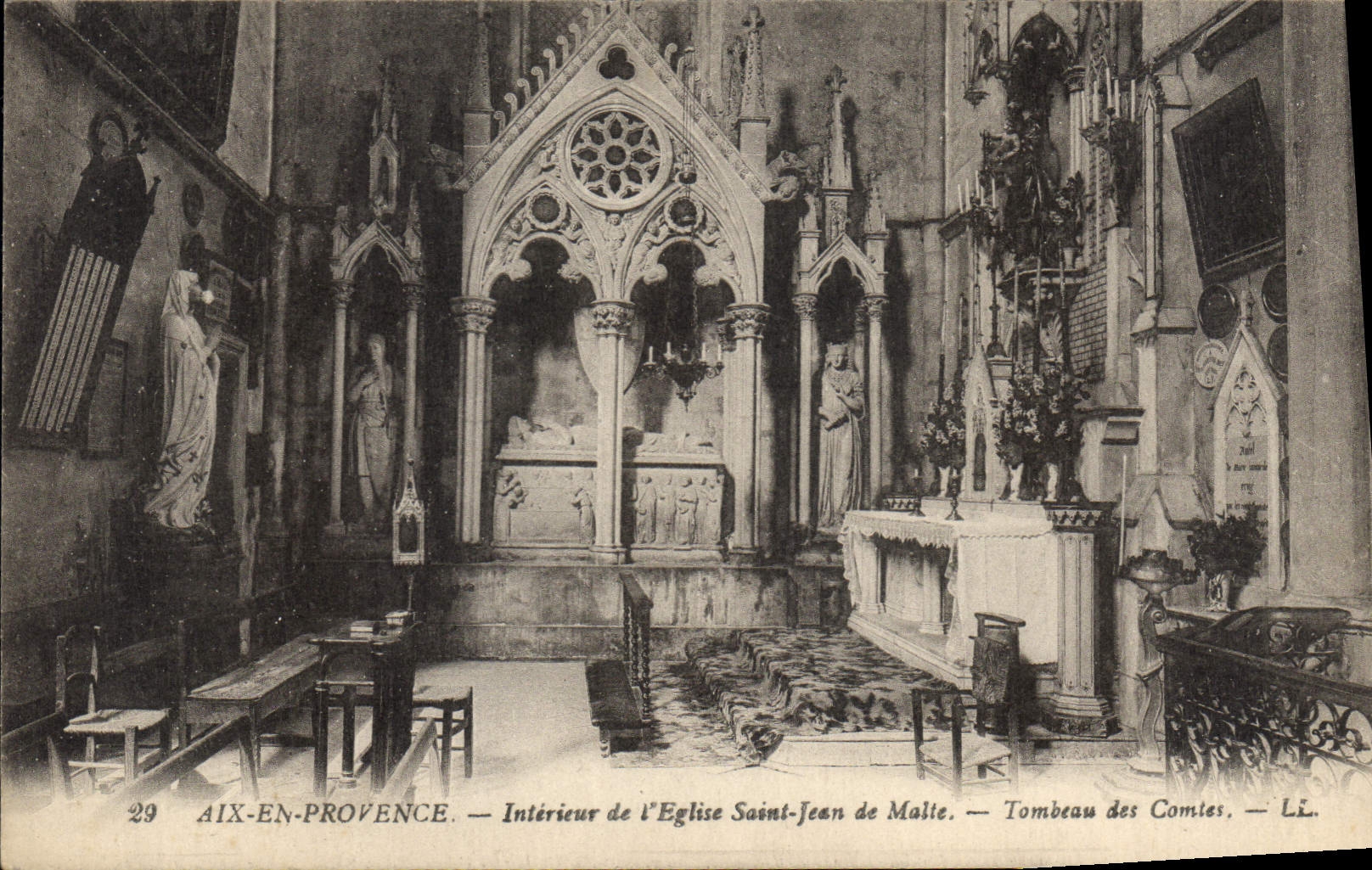 CPA Aix en Provence Interieur de l'Eglise Saint Jean de Malte Tombeau des Comtes 