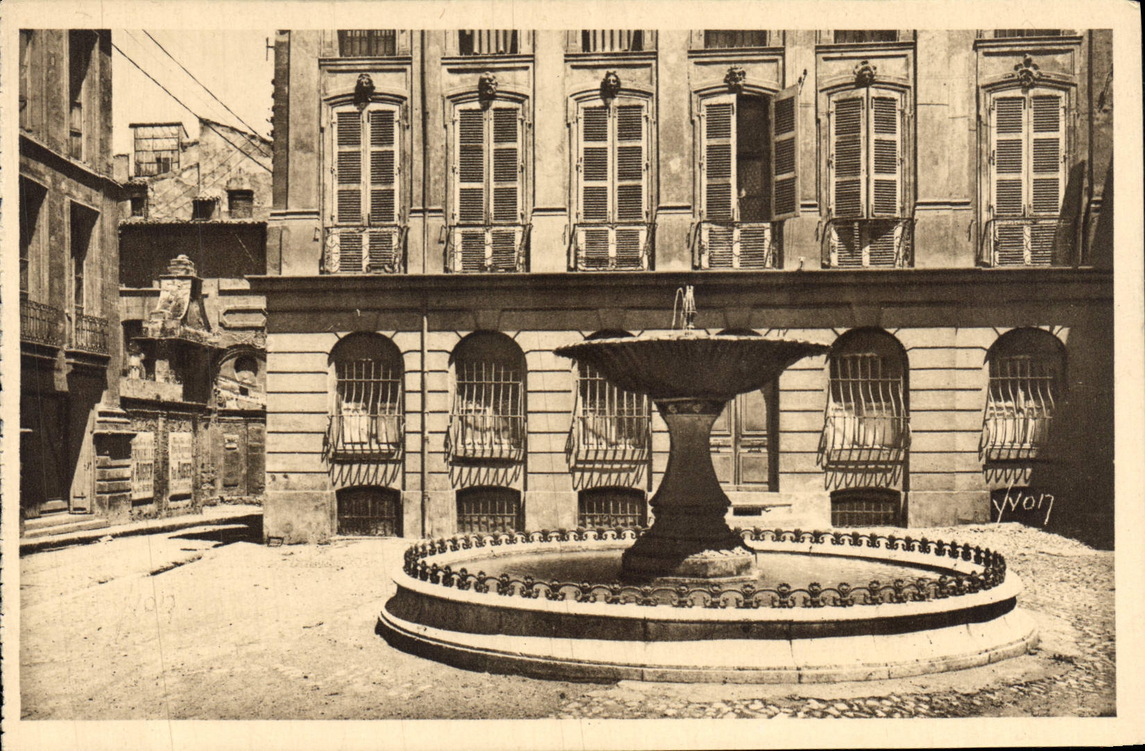 CPA Aix en Provence B du R Place d'Albertas 