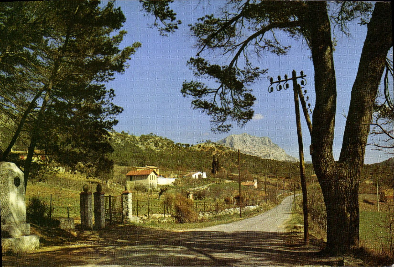 CPA Environs d'Aix en Provence Stele a Cezanne du Tholonet Dans le fond le Massif de Sainte Victoire