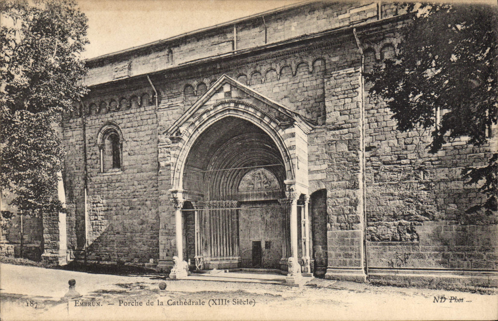 CPA Embrun Porche de la Cathedrale 