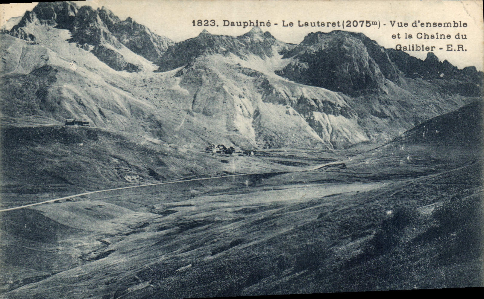 CPA Dauphine Le Lautaret Vue d'ensemble et la Chaine du Galibier