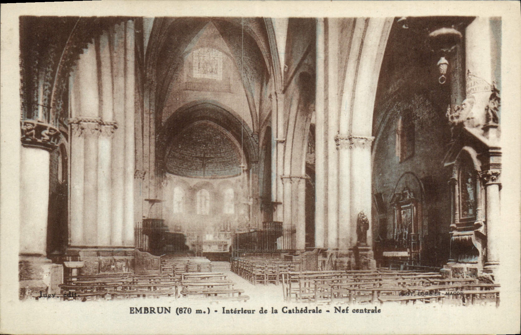 CPA Embrun Interieur de la Cathedrale Nef centrale