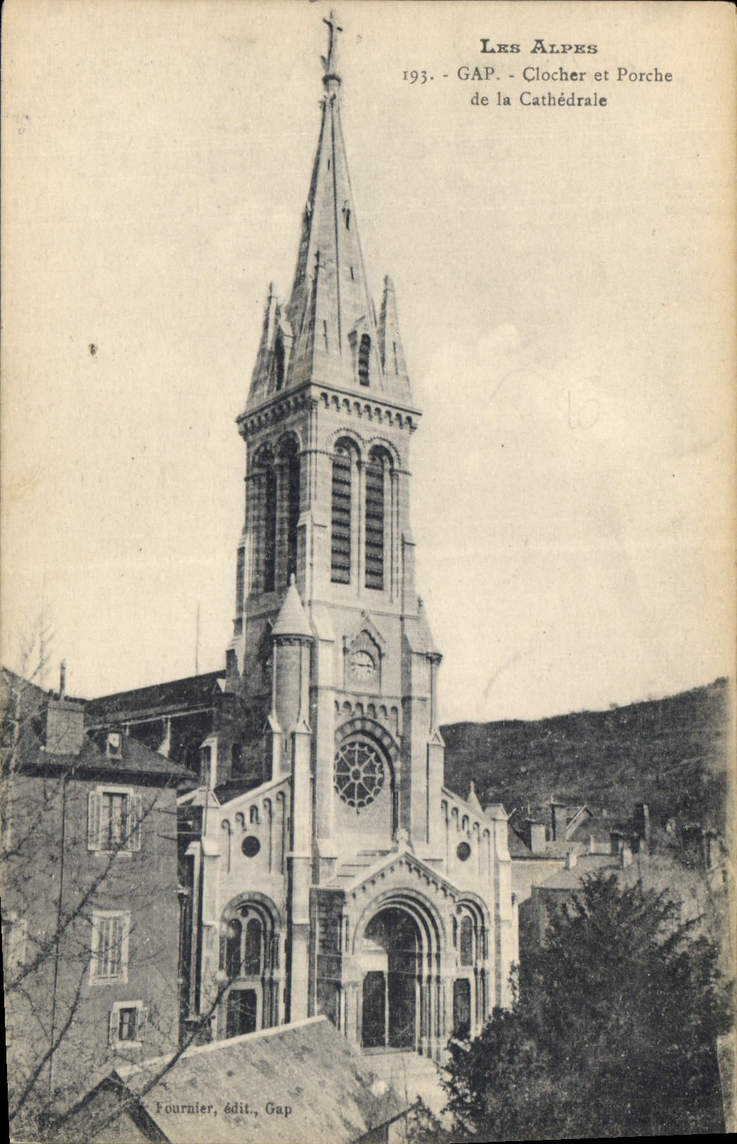 CPA Les Alpes Gap Clocher et Porche de la Cathedrale