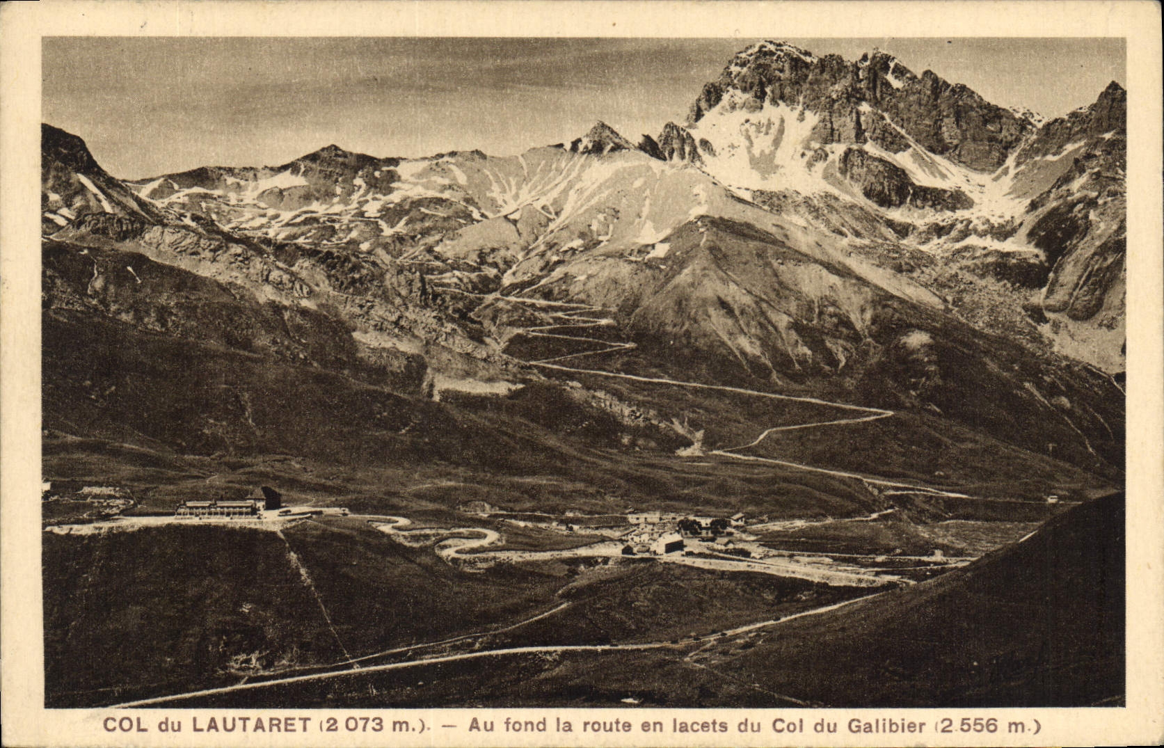 CPA Col du Lautaret Au fond la route en lacets du Col du Galibier