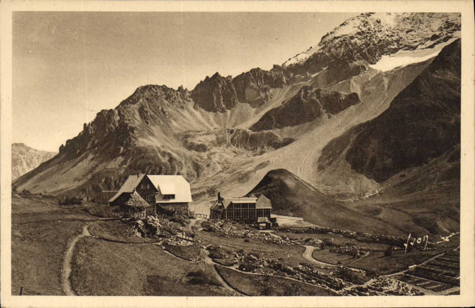 CPA Col du Lautaret Le Jardin Alpin et le Chalet PLM vers le Massif du Combeynot
