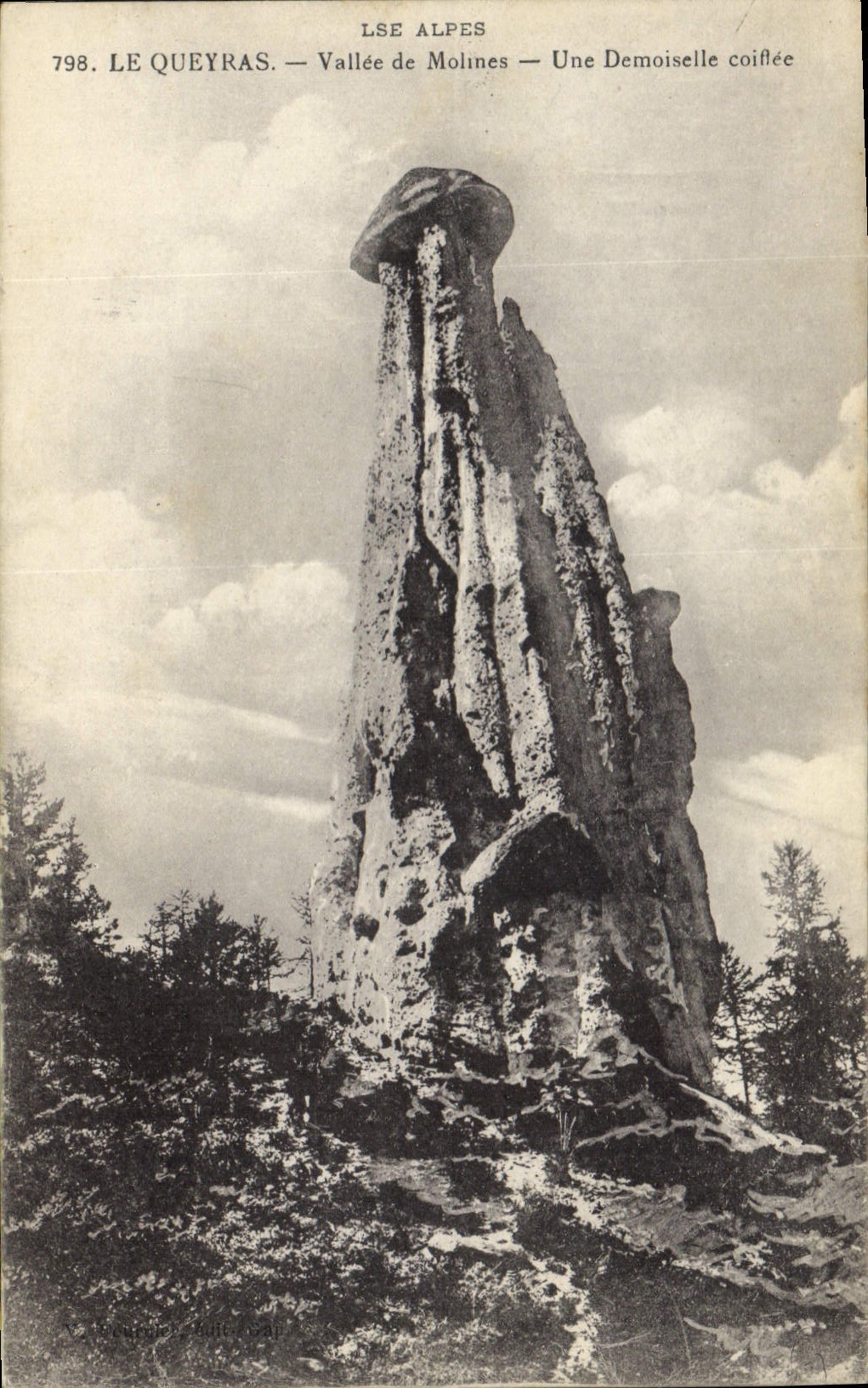 CPA Les Alpes Le Queyras Vallee de Molines Une Demoiselle coiffee 
