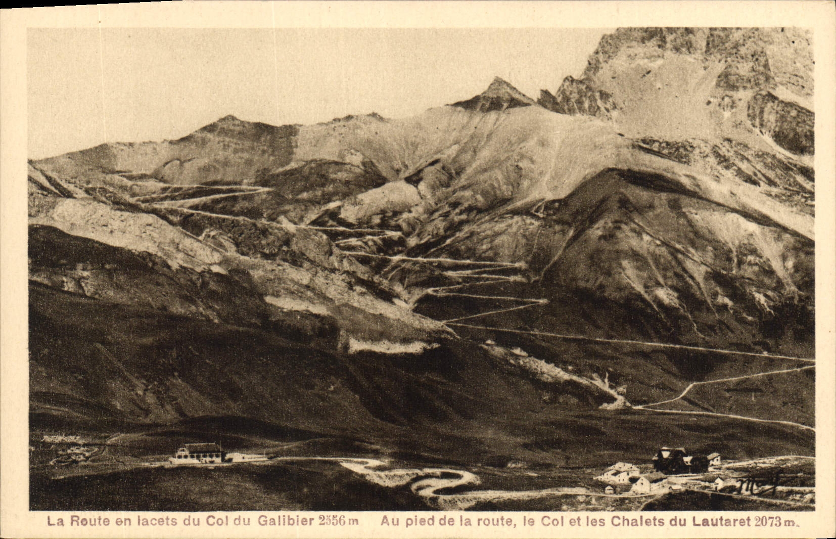 CPA La Route en lacets du Col du Galibier Au pied de la route le Col et les Chalets du Lautaret