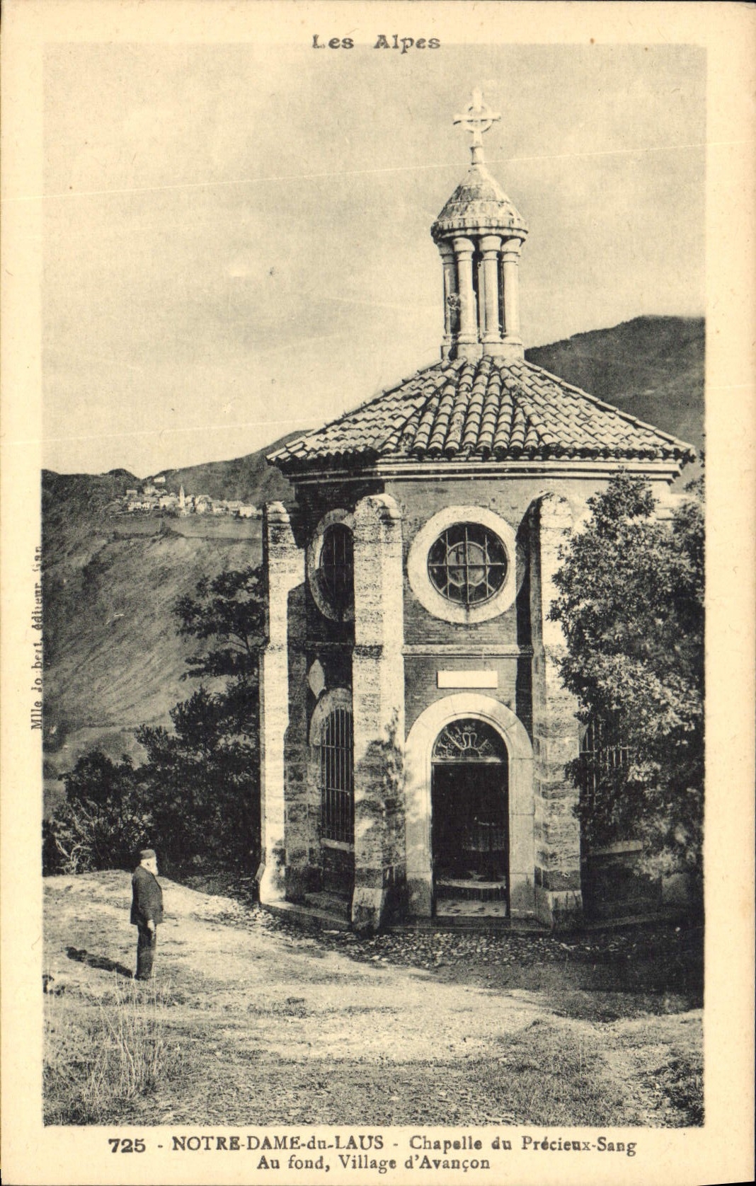 CPA Les Alpes Notre Dame du Laus Chapelle du Precieux Sang Au fond Village d'Avancon 