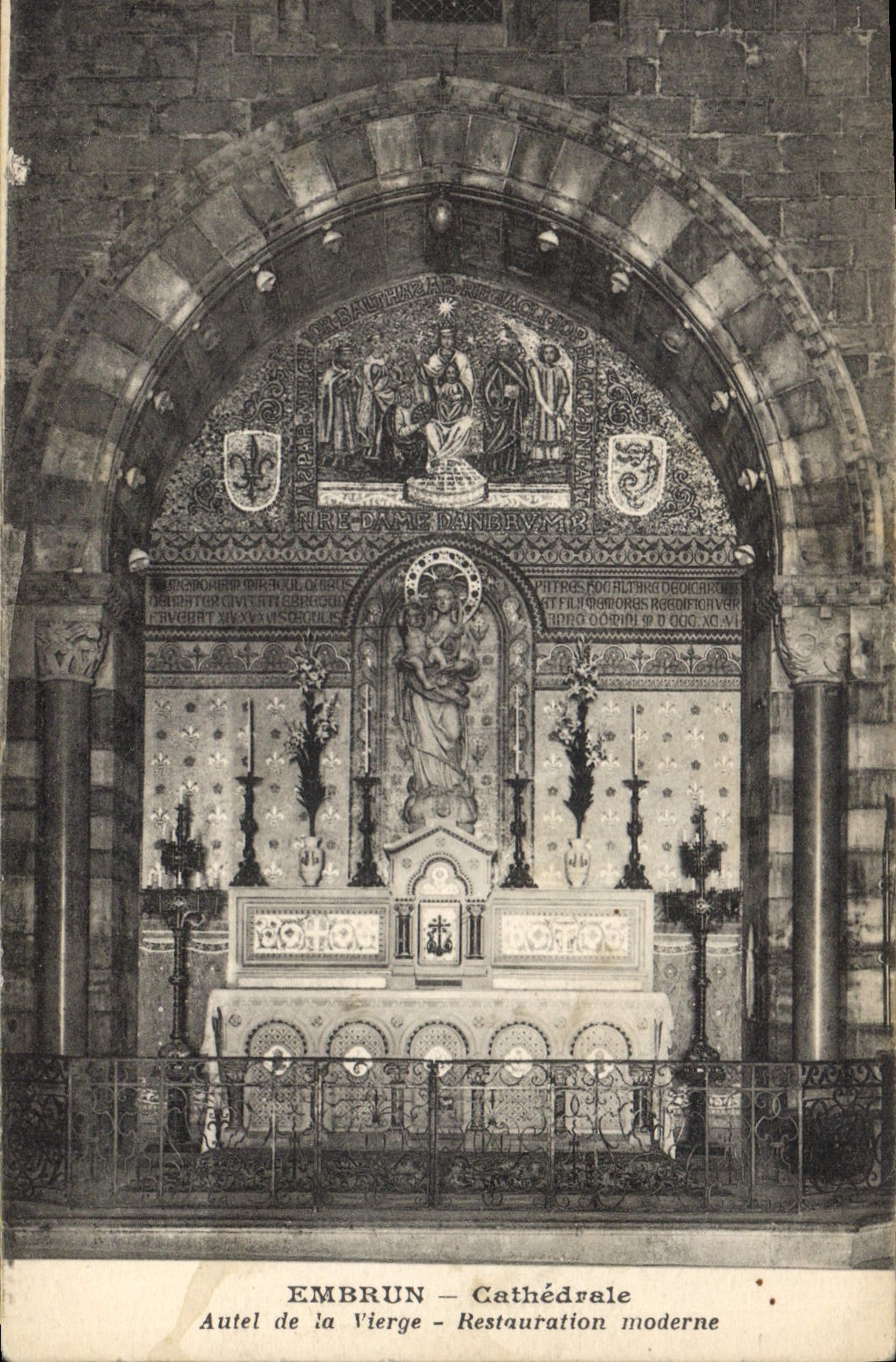CPA Embrun Cathedrale Autel de la Vierge Restauration moderne
