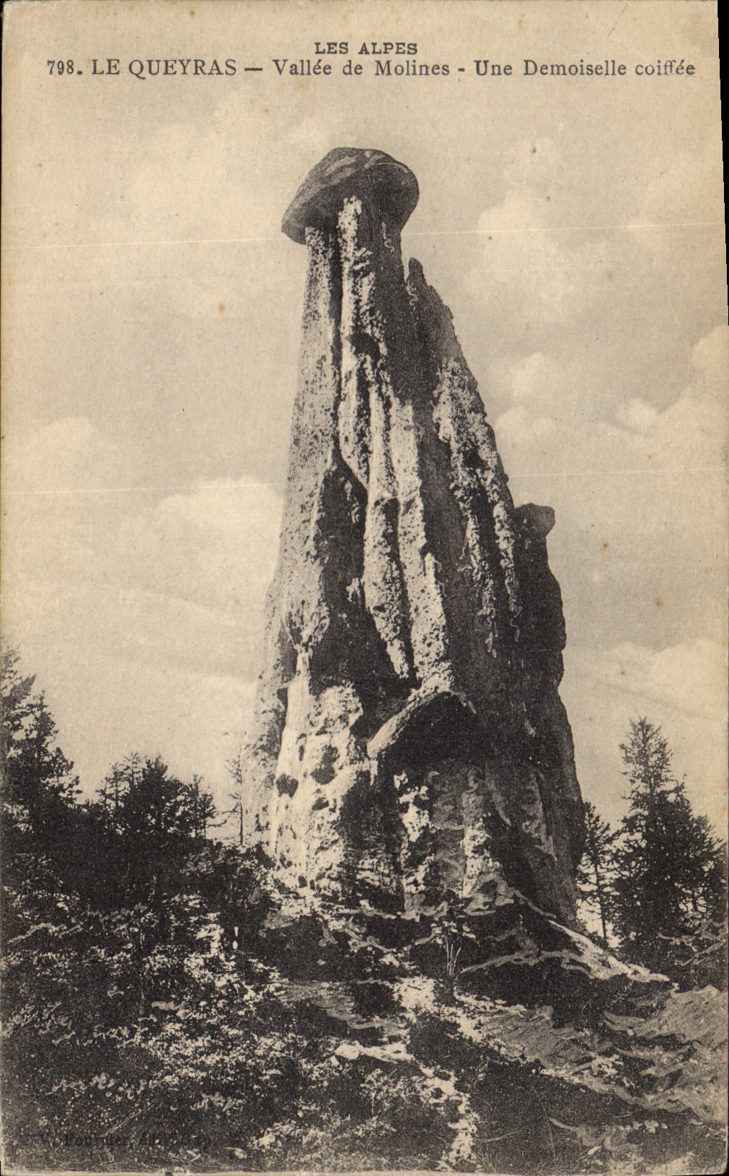 CPA Les Alpes Le Queyras Vallee de Molines Une Demoiselle coiffee 