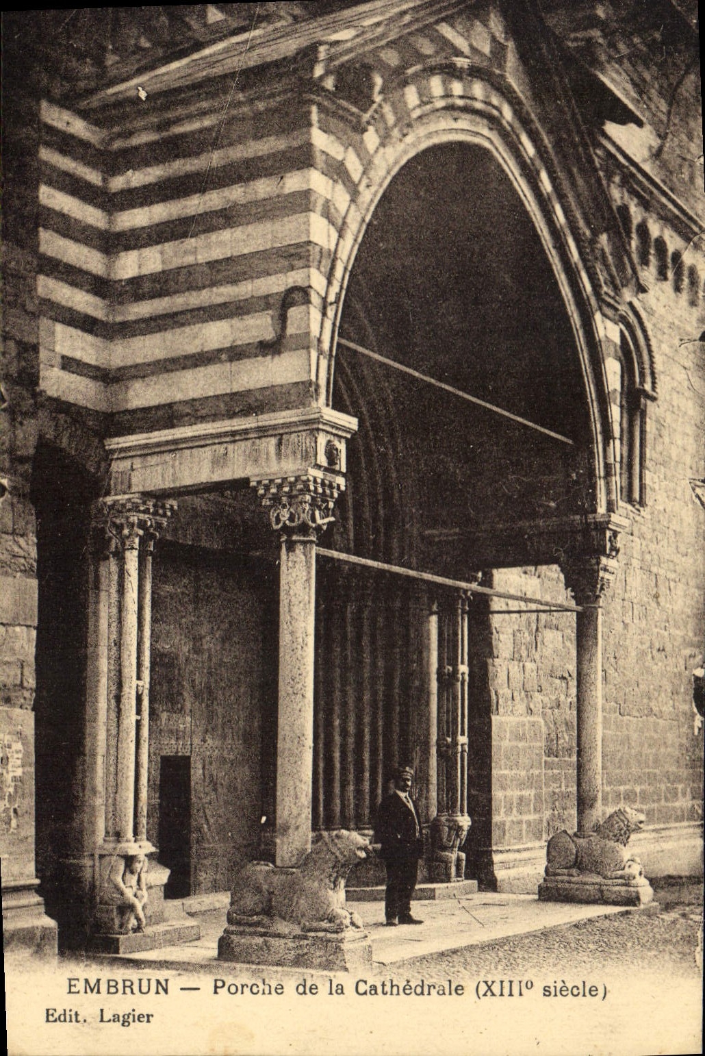 CPA Embrun Porche de la Cathedrale 