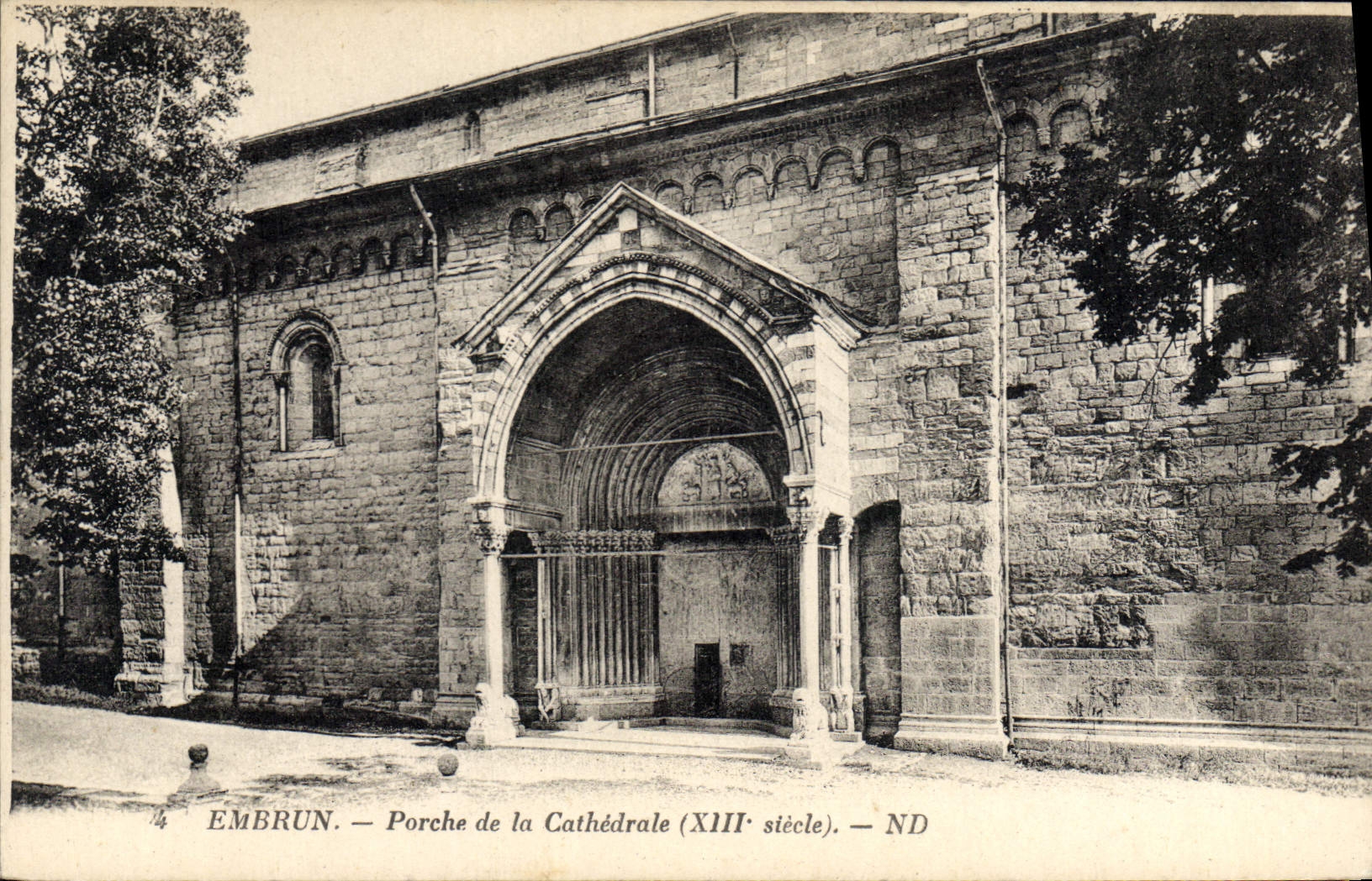 CPA Embrun Porche de la Cathedrale 