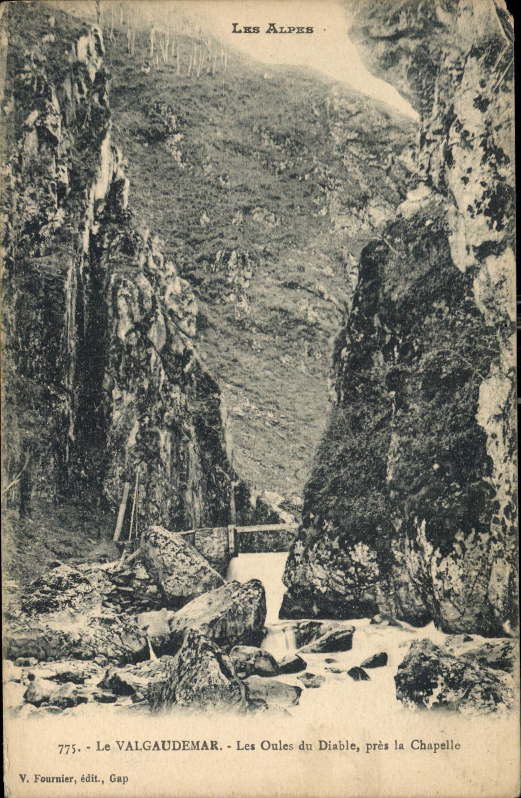 CPA Les Alpes Le Valgaudemar Les Oueles du Diable pres la Chapelle 