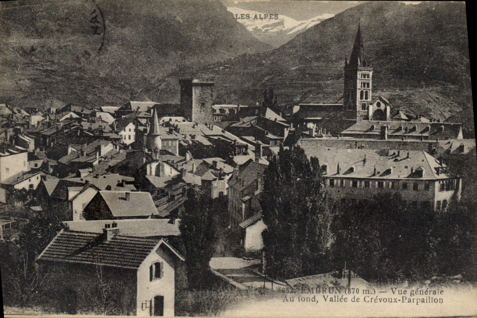 CPA Embrun Vue generale Au fond Vallee de Crevoux Parpaillon