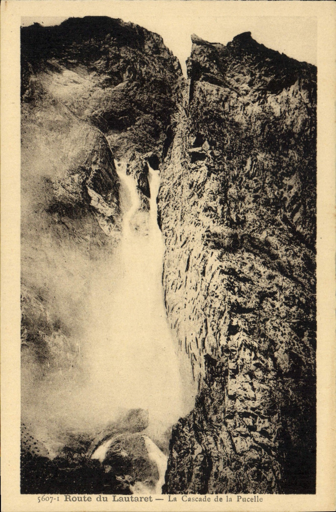 CPA Route du Lautaret La Cascade de la Pucelle