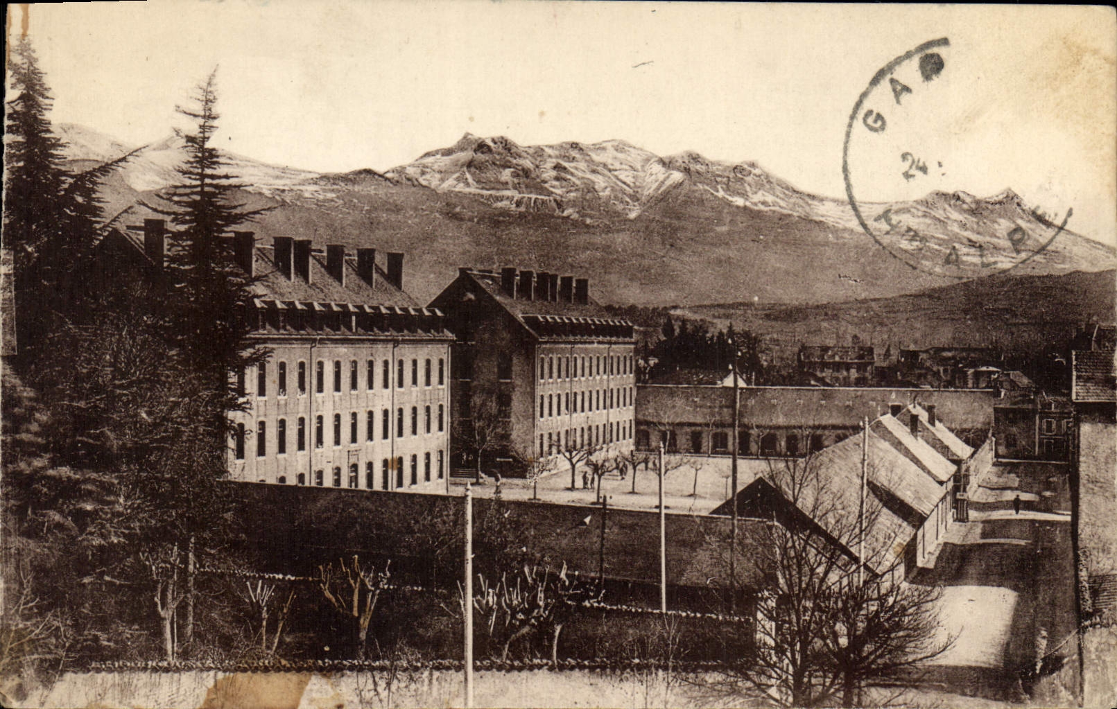 CPA Gap Les Casernes Reynier Au fond Massif de Piolit