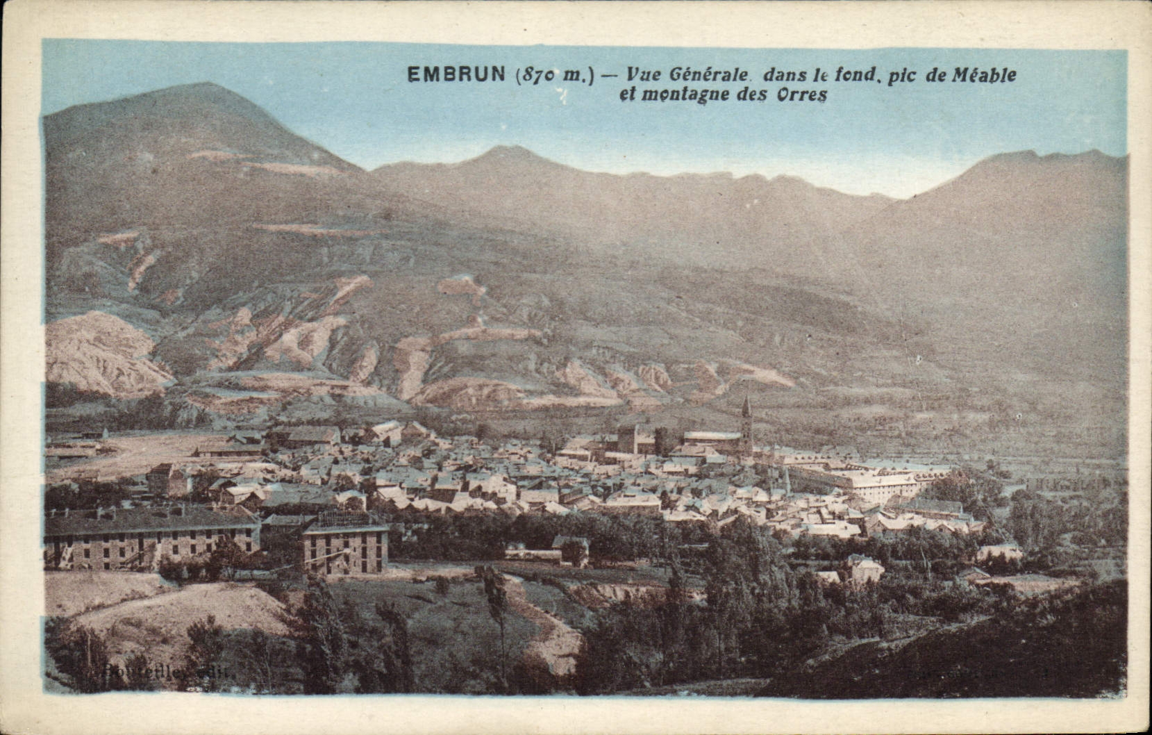 CPA Embrun Vue Generale dans le fond pic de Meable et montagne des Orres 