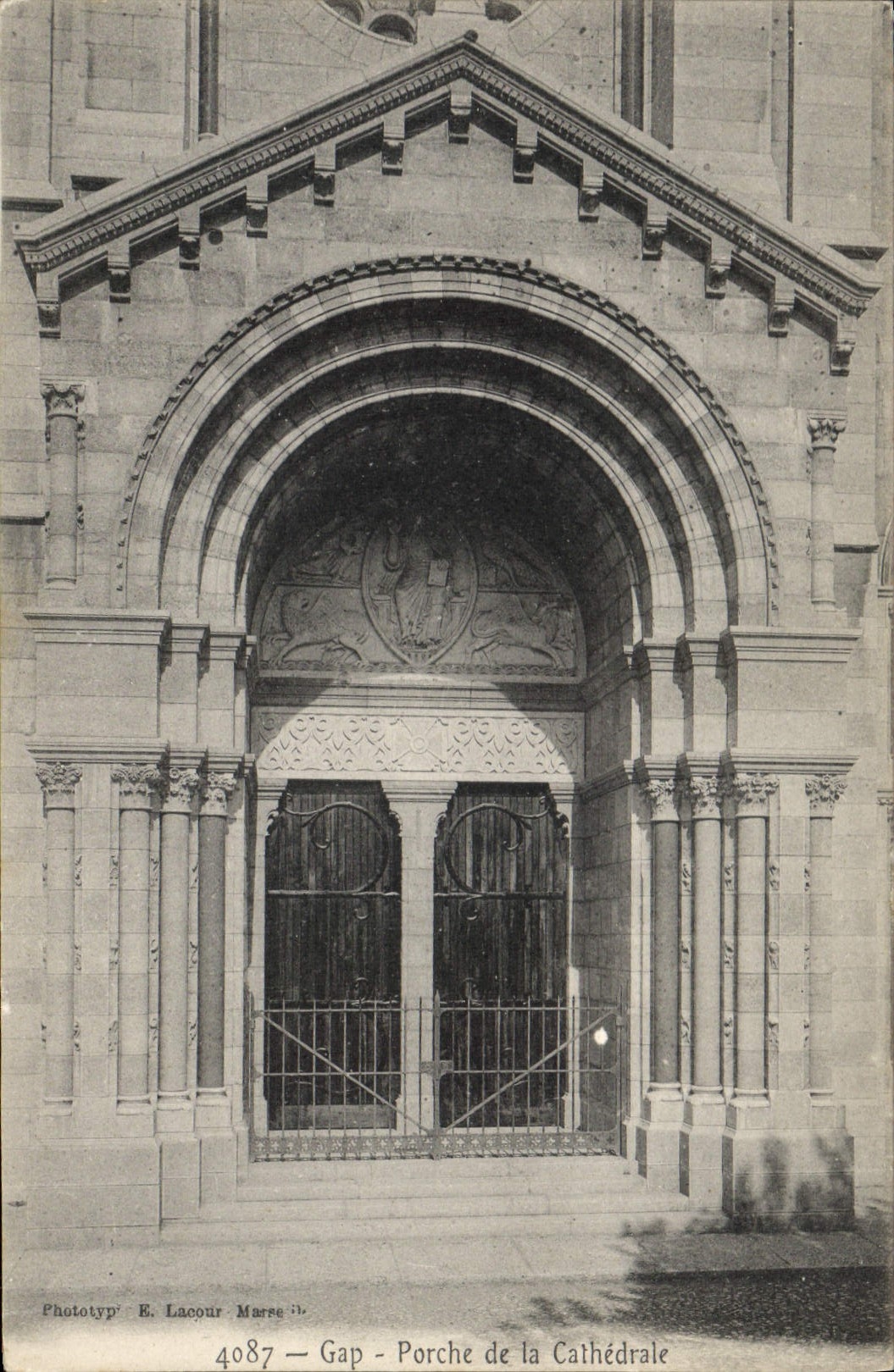 CPA Gap Porche de la Cathedrale 