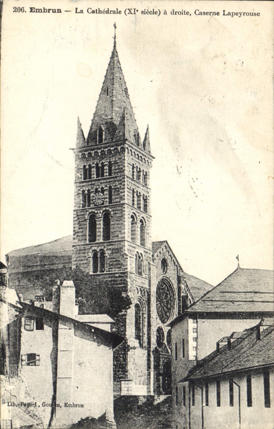 CPA Embrun La Cathedrale a droite Caserne Lapeyrouse 