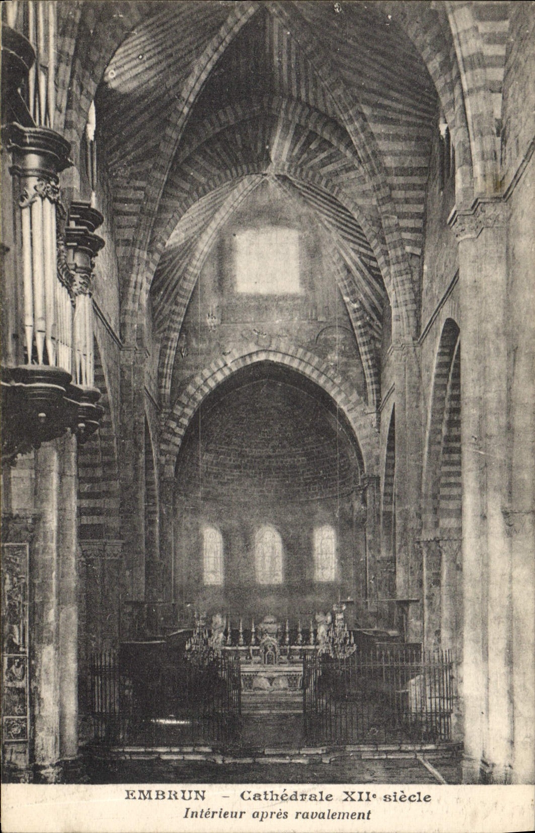 CPA Embrun Cathedrale XII siecle 