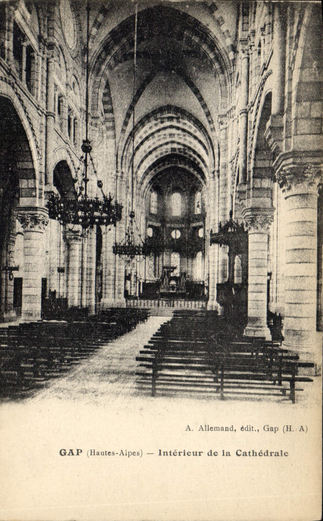 CPA Gap Hautes Alpes Interieur de la Cathedrale