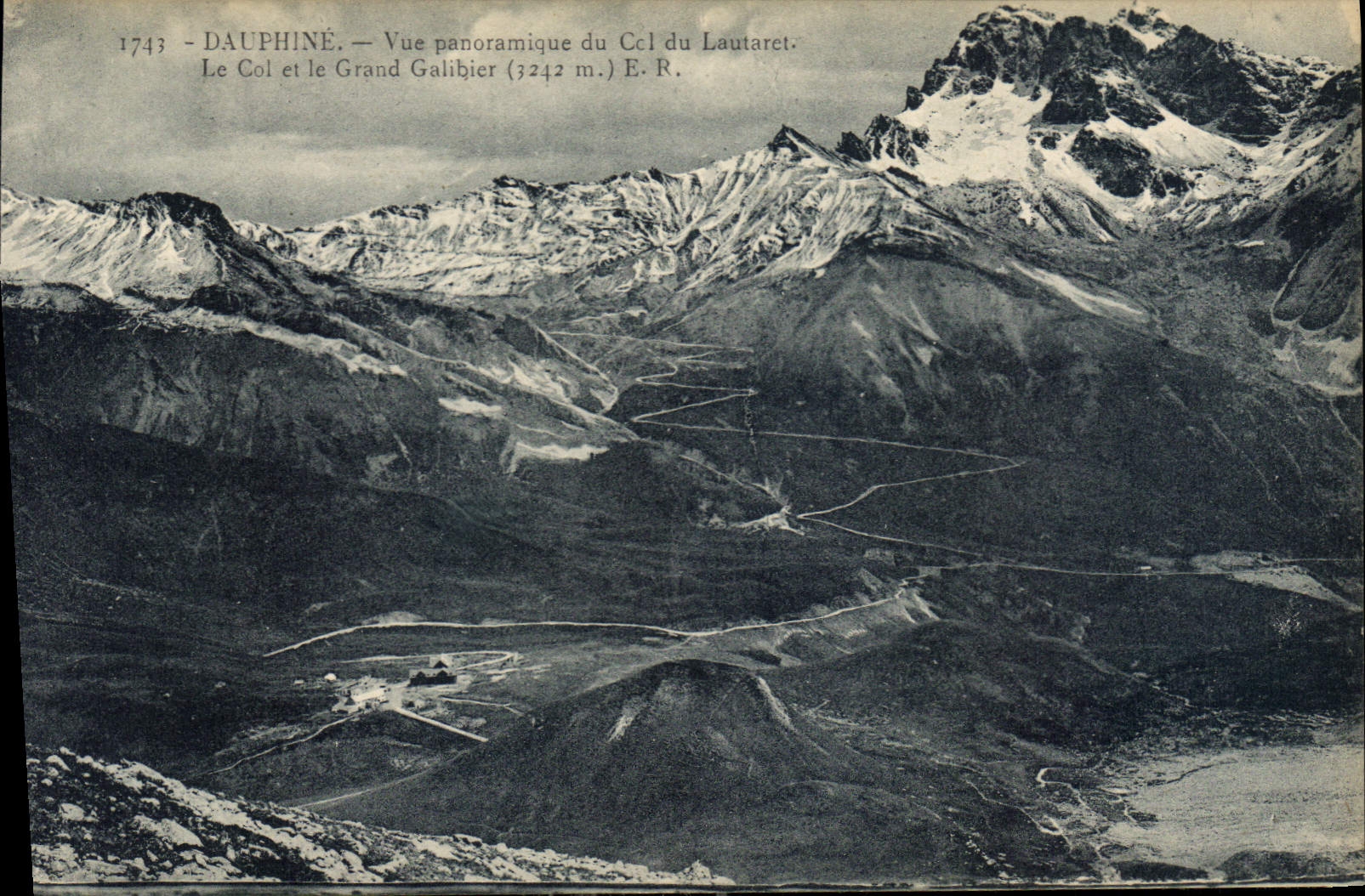 CPA Dauphine Vue panoramique du Col du Lautaret Le Col et le Grand Galibier