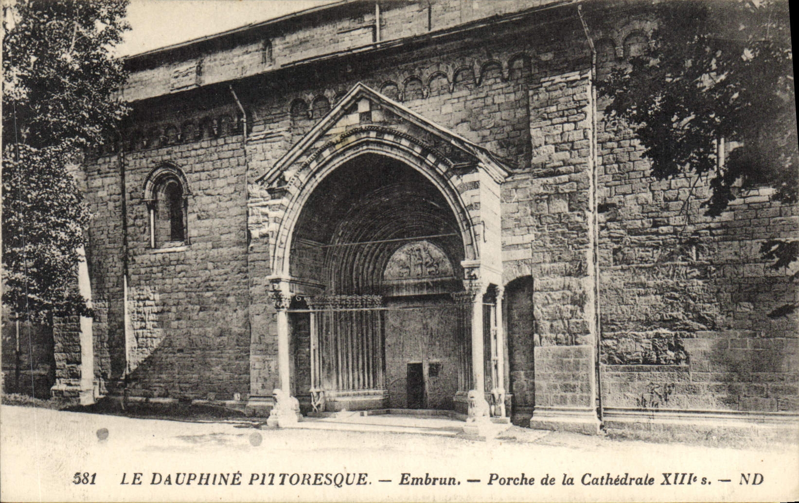 CPA Embrun Porche de la Cathedrale 