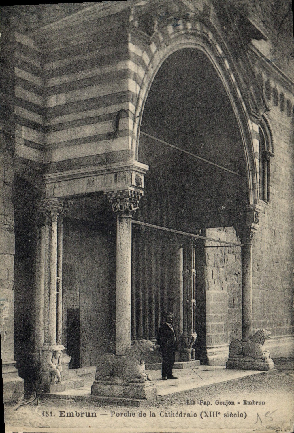 CPA Embrun Porche de la Cathedrale 