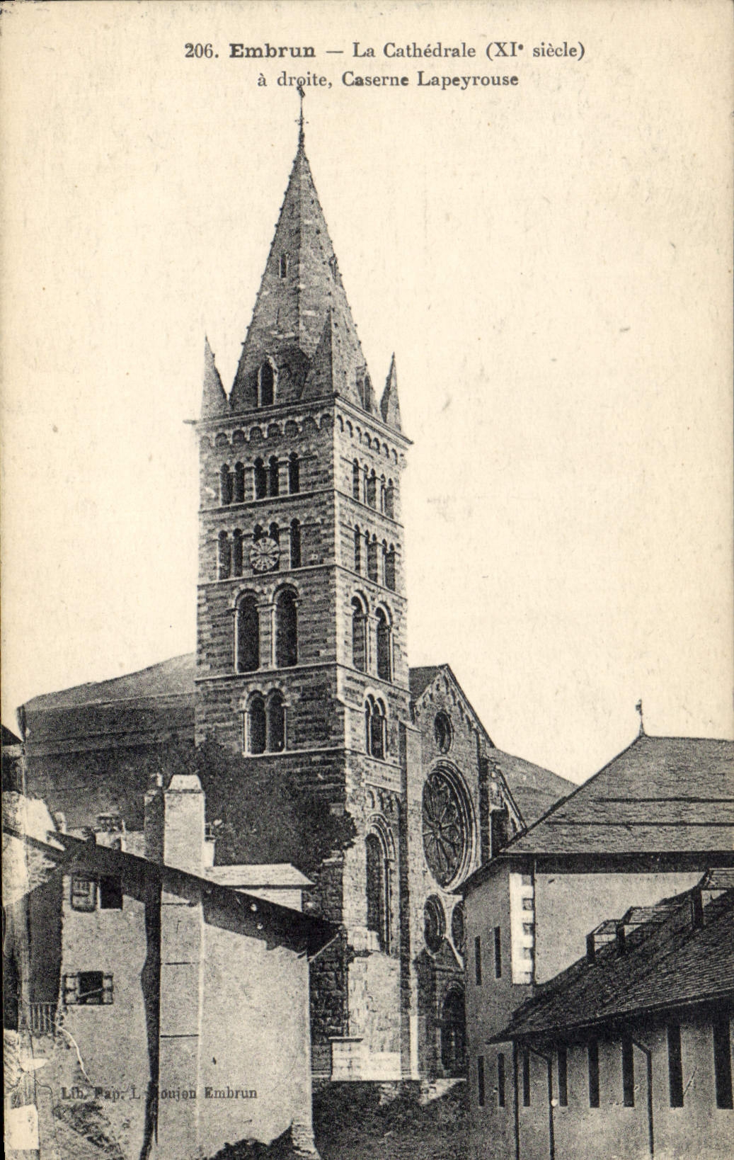 CPA Embrun La Cathedrale a droite Caserne Lapeyrouse 