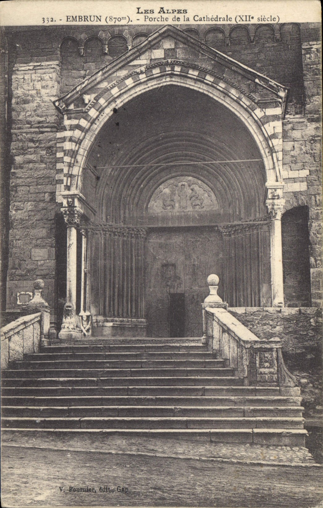 CPA Embrun Porche de la Cathedrale 