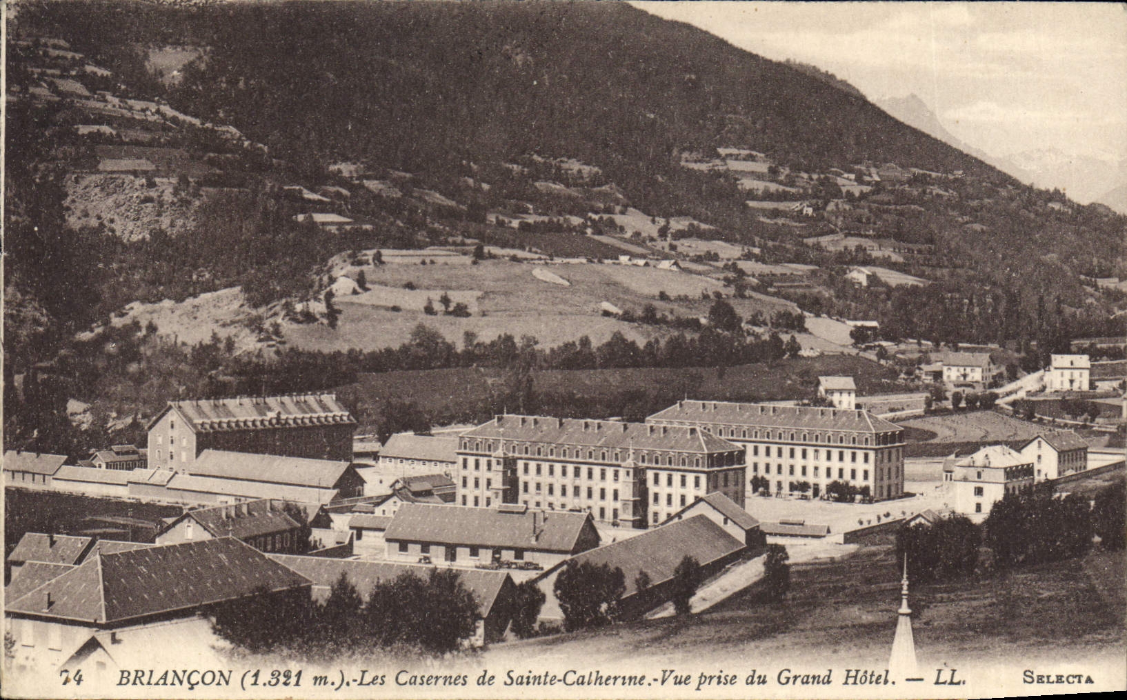 CPA Briancon Les Casernes de Sainte Catherine Vue prise du Grand Hotel