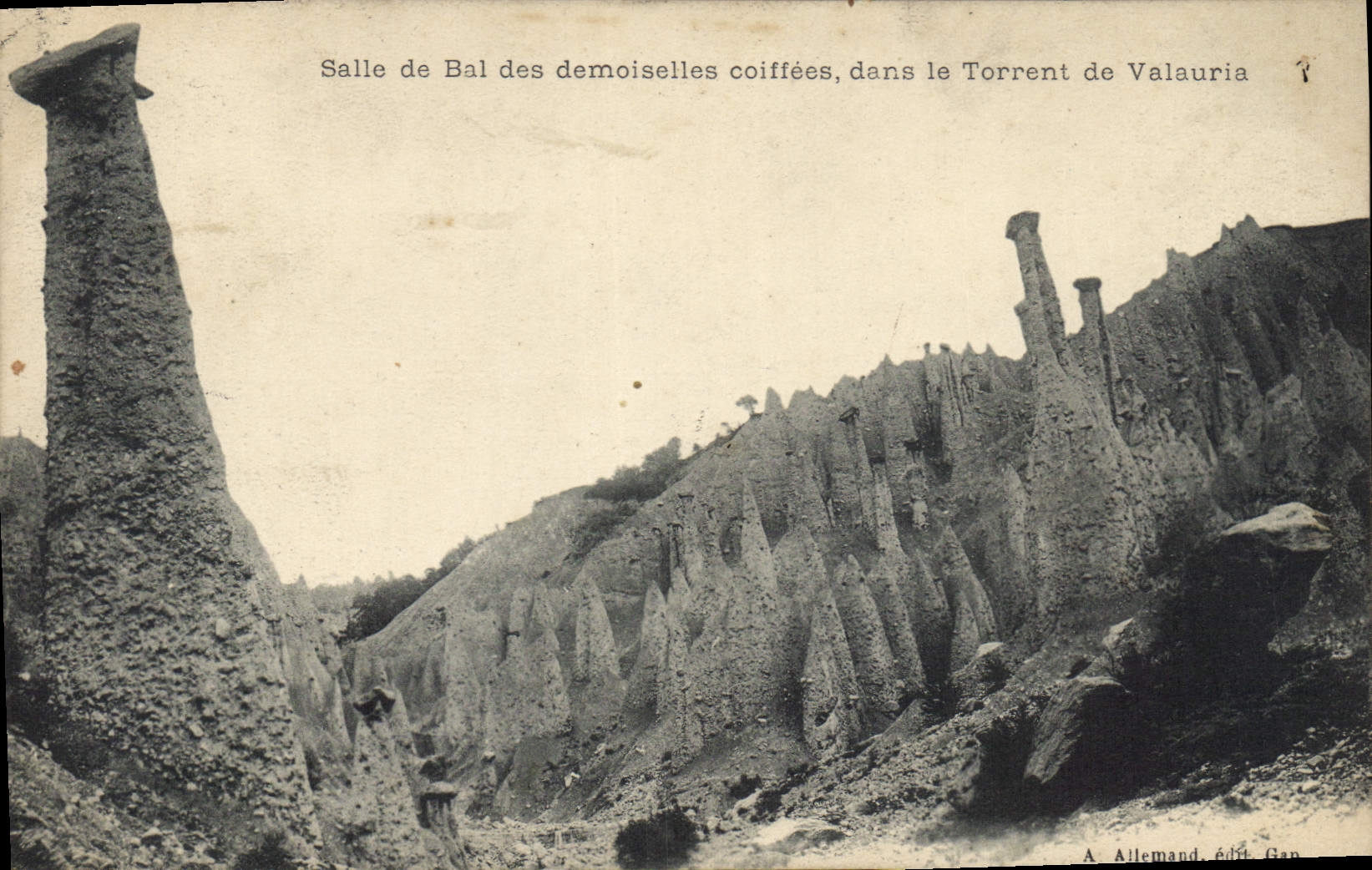 CPA Salle de Bal des demoiselles coiffees dans le Torrent de Valauria