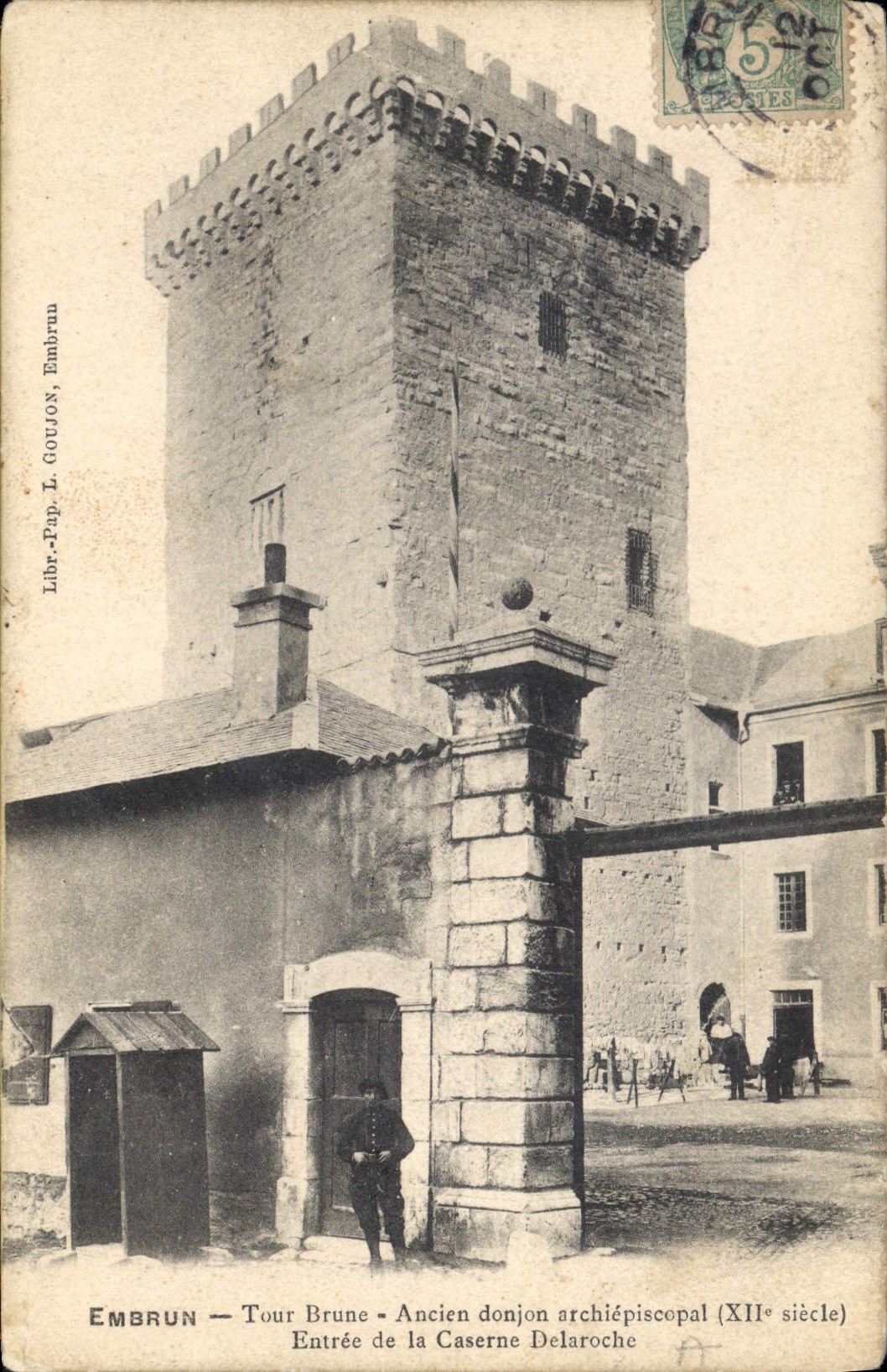 CPA Embrun Tour Brune Ancien donjon archiepiscopal Entree de la Caserne Dalaroche 