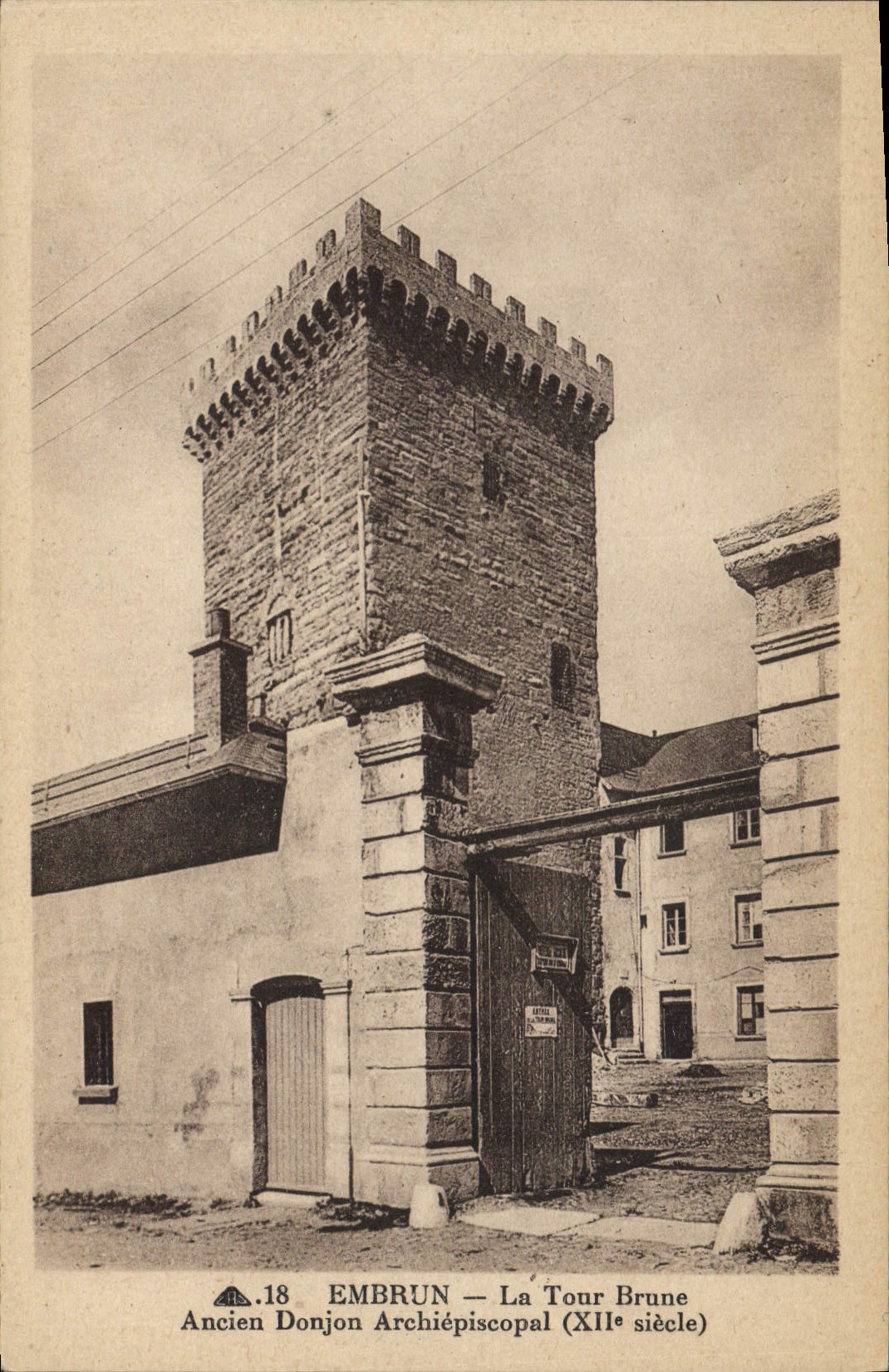 CPA Embrun La Tour Brune Ancien Donjon Archiepiscopal 