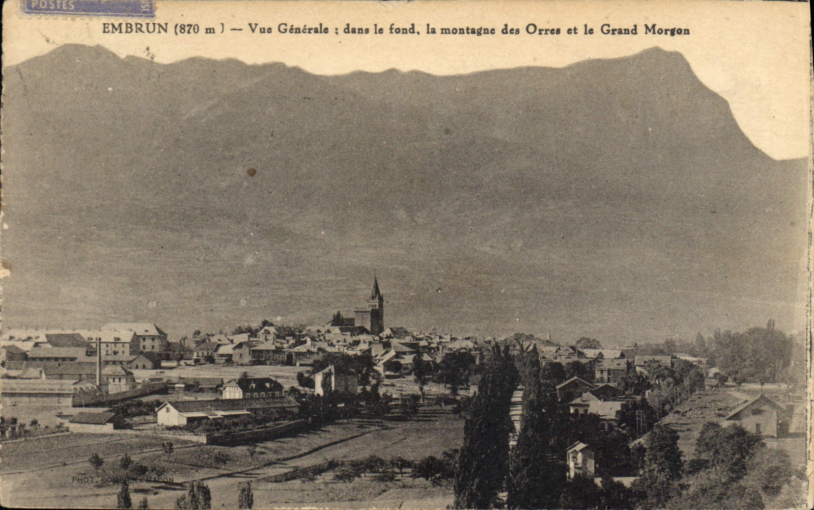 CPA Embrun Vue Generale dans le fond la montagne des Orres et le Grand Morgon 