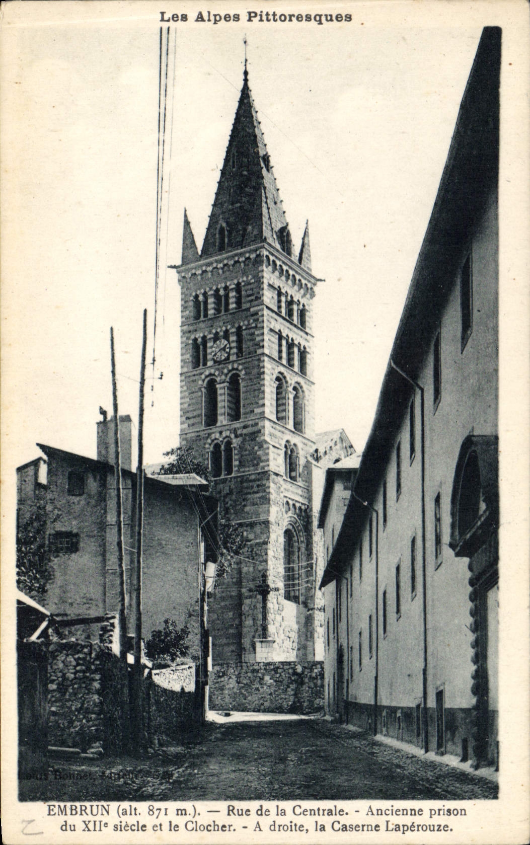 CPA Embrun Rue de la Centrale Ancienne prison du XII siecle et la Clocher A droite la Caserne Lapero