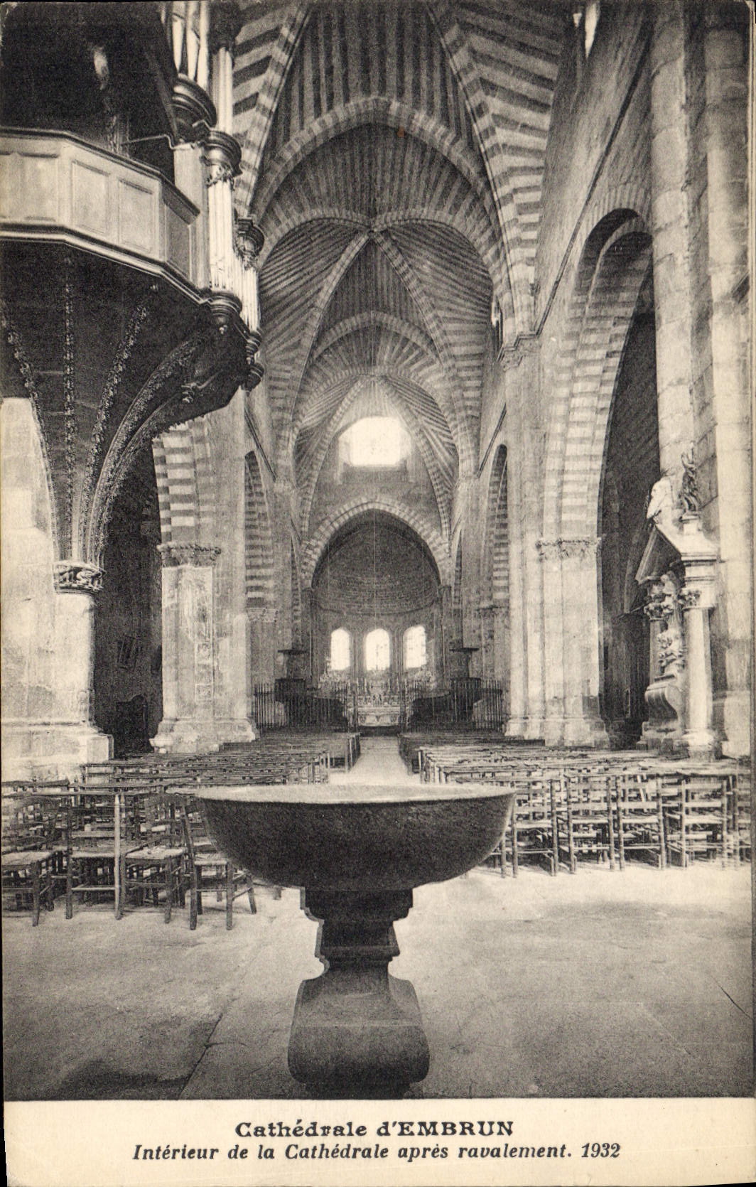 CPA Cathedrale d'Embrun Interieur de la Cathedrale apres ravalement