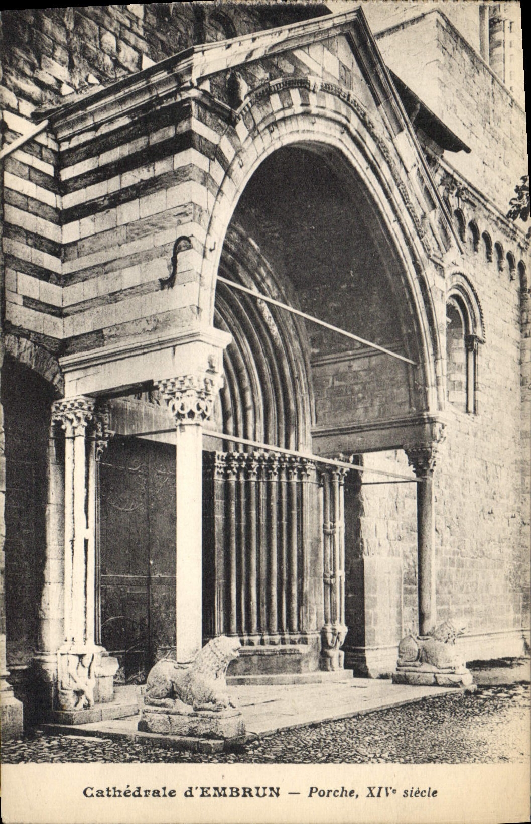 CPA Cathedrale d'Embrun Porche XIV siecle