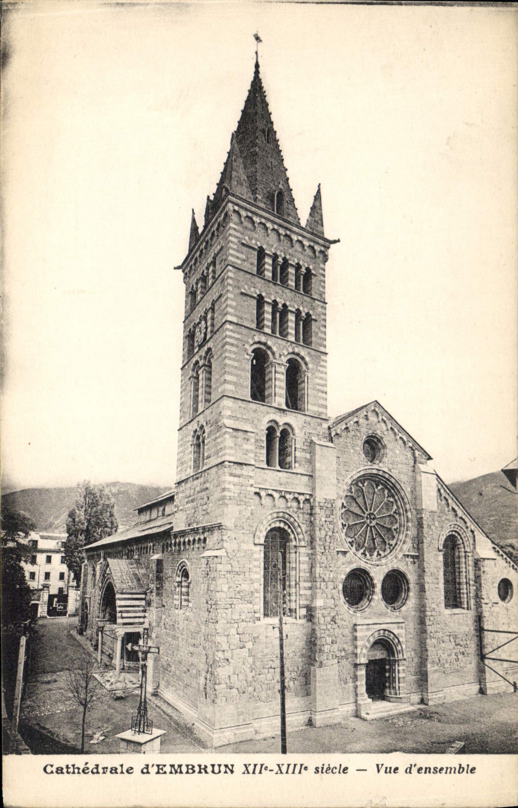 CPA Cathedrale d'Embrun Vue d'ensemble 