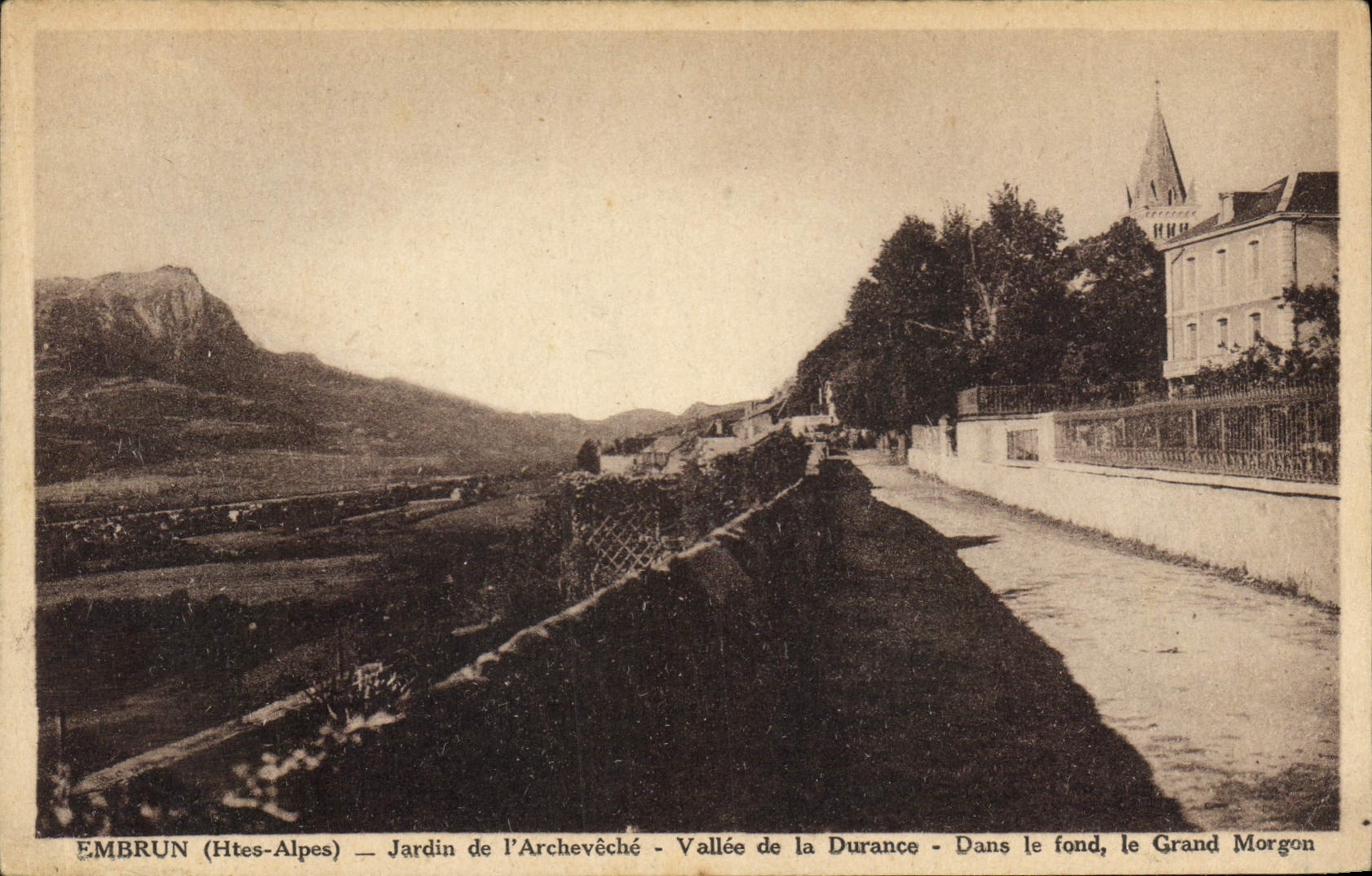 CPA Embrun Htes Alpes Jardin de l'Archeveche Vallee de la Durance Dans le fond le Grand Morgon