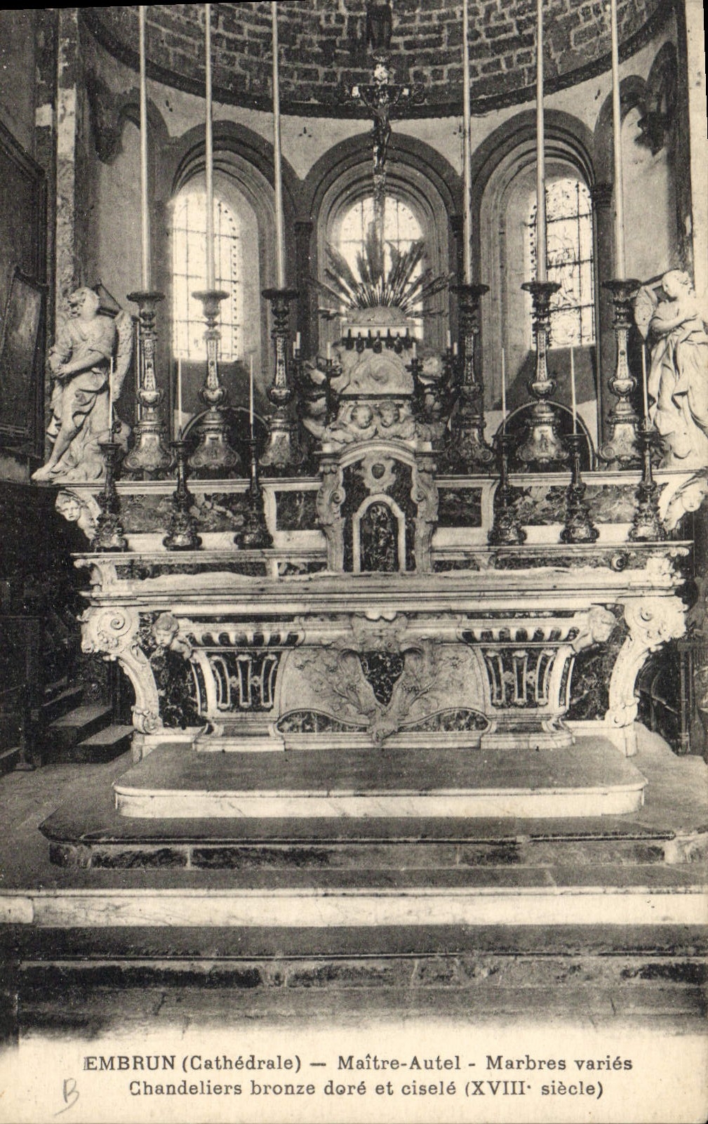 CPA Embrun Cathedrale Maitre Autel Marbres varies Chandeliers bronze dore et cisele