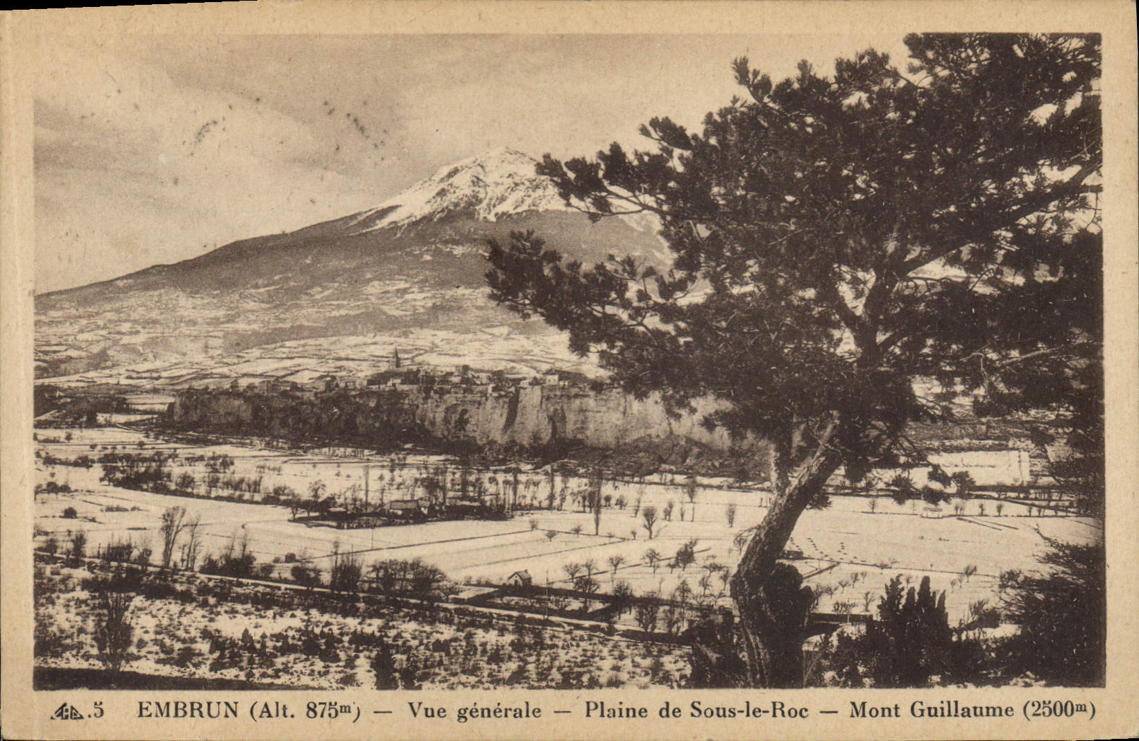 CPA Embrun Vue generale Plaine de Sous le Roc Mont Guillaume 