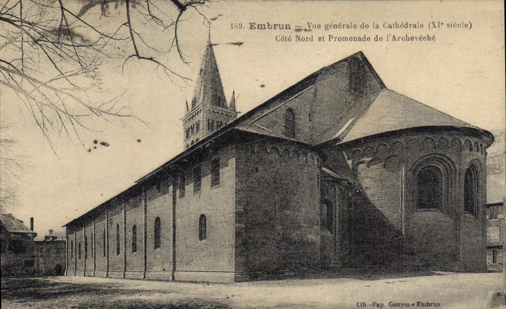 CPA Embrun Vue generale de la Cathedrale Cote Nord et Promenade de l'Archeveche
