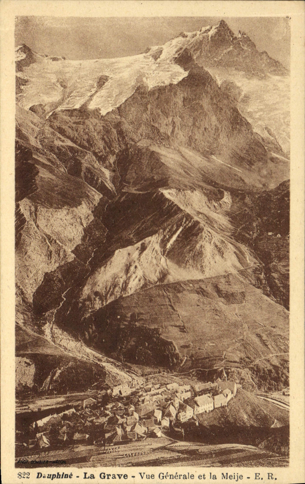CPA Dauphine La Grave Vue Generale et la Meije