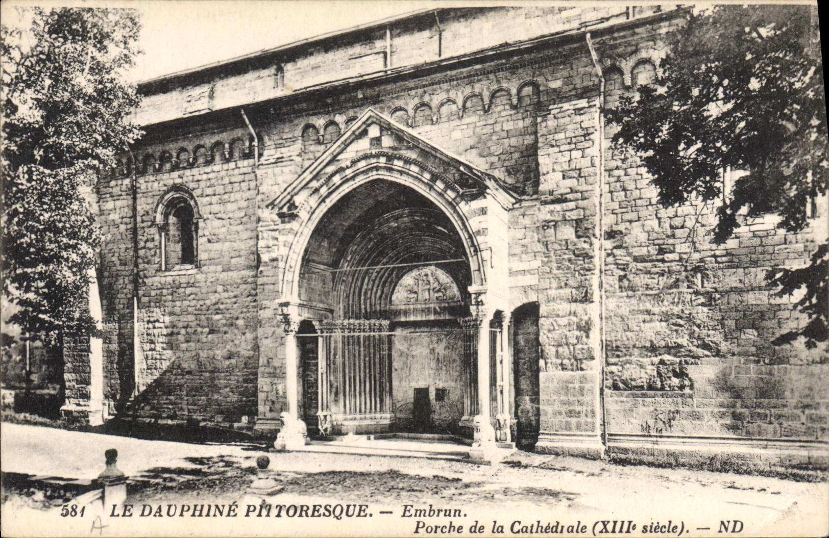 CPA Embrun Porche de la Cathedrale 
