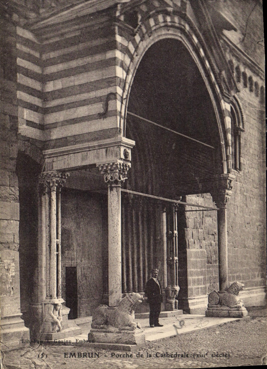 CPA Embrun Porche de la Cathedrale 