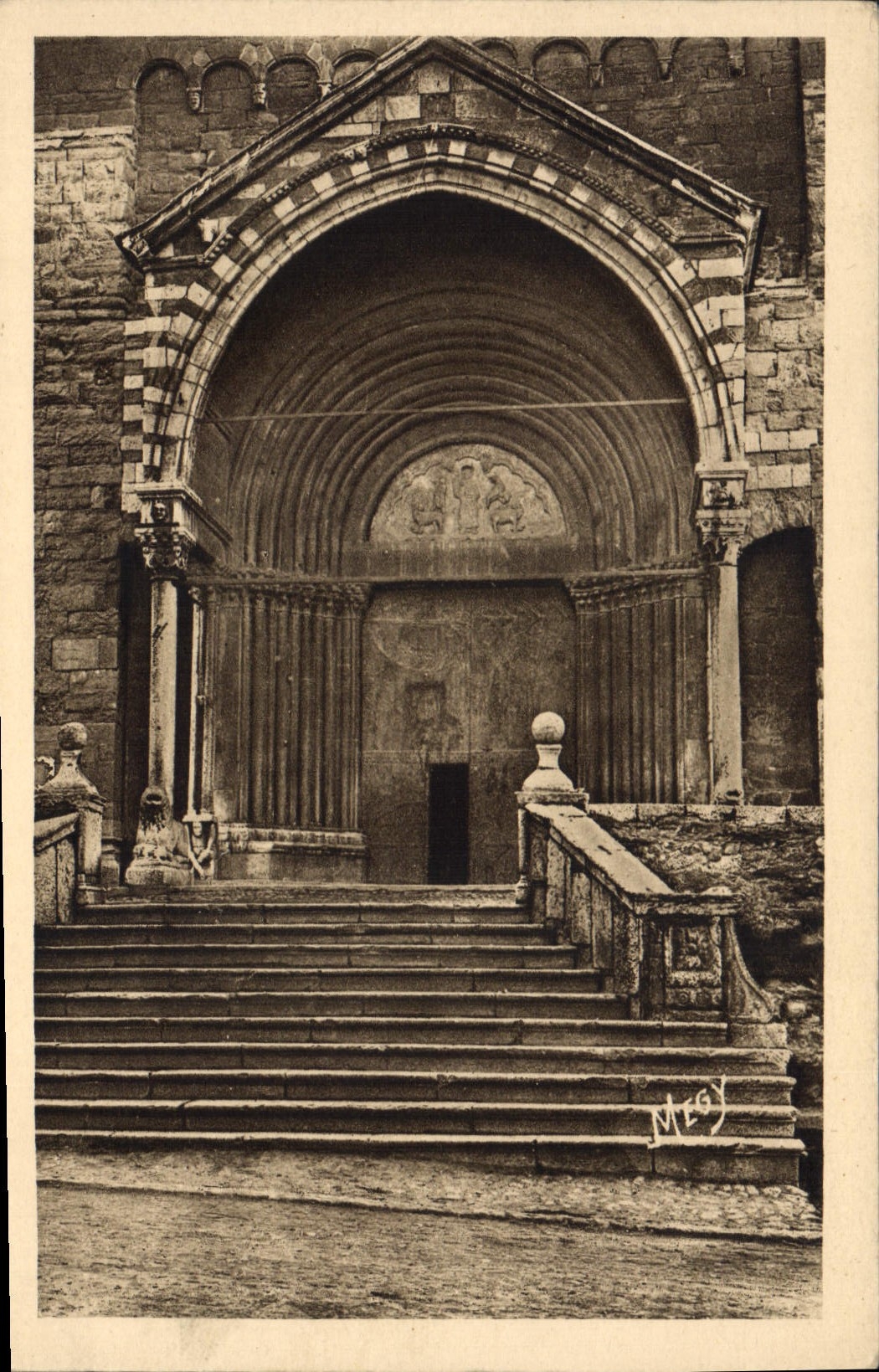 CPA Embrun Porche de la Cathedrale 